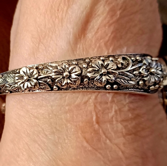 Beautiful Snap Button Bracelet - Picture 4 of 5